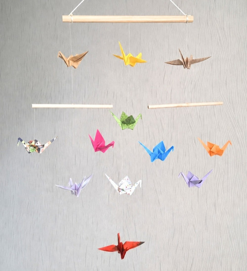 Závěsná dekorace s barevnými origami jeřáby