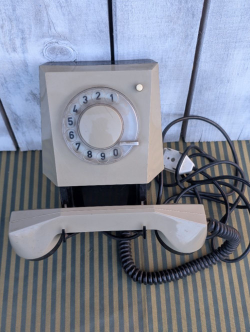 Retro telefon Tesla, nástěnná verze.