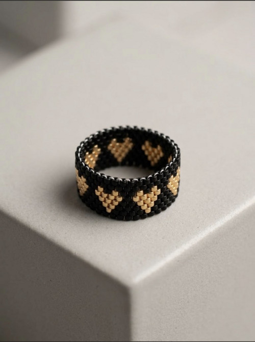 Korálkový prsten – Zlatá srdce v černé (62 mm)