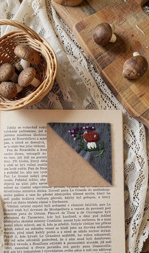 Houbová záložka do knihy vyšívaná *