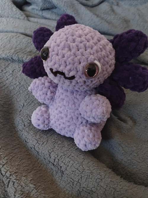 Háčkovaný fialový axolotl