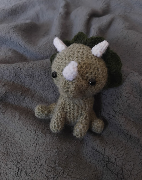 Háčkovaný dinosaurus Triceratops