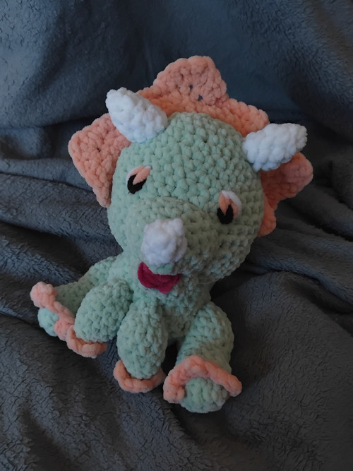Háčkovaný dinosaurus Triceratops
