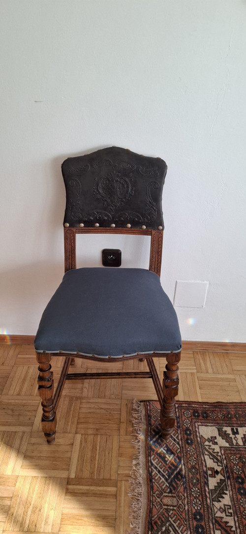 Židle s opěradlem z kůže po renovaci