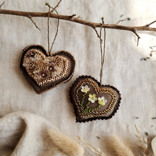 Zemité ozdoby z upcyklované látky - ručně vyšívané