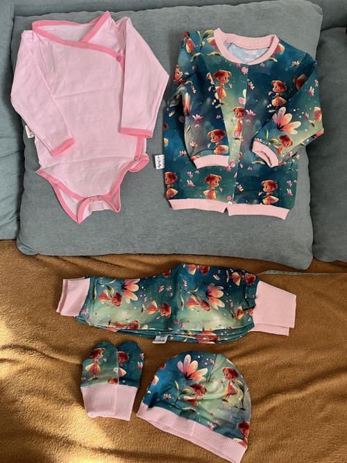 Set mikina, body, tepláčky, čepička a rukavice