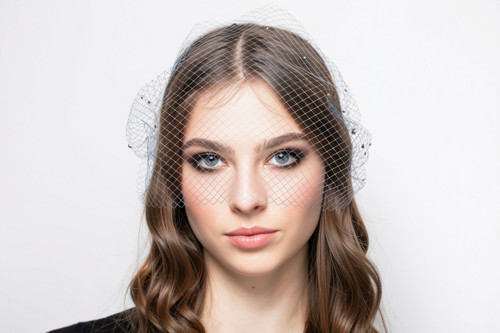 Elegantní ocelově modrý birdcage závoj s kamínky