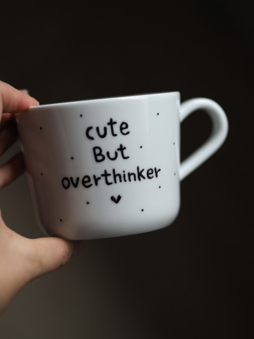 Ručně malovaný hrníček CUTE BUT OVERTHINKER