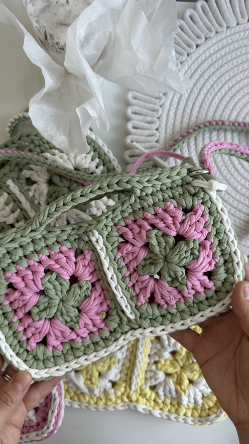 Háčkovaná crossbody kabelka na telefon