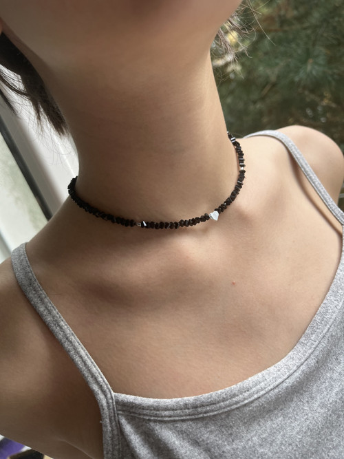 Černý choker s 3D trojúhelníky a srdíčkem