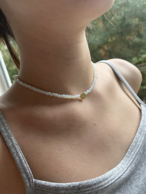 Bílý opálový choker s 3D trojúhelníky a srdíčkem