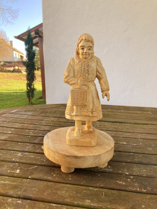 Socha - Děvče s košem