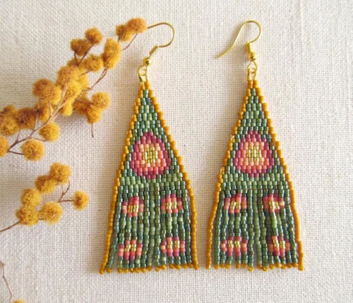 Dlouhé zelené boho květinové náušnice Miyuki