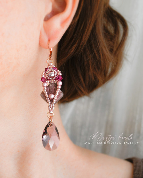 Greta Antique Pink (šité korálkové náušnice)