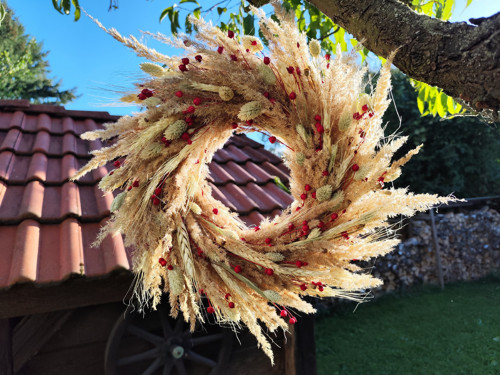 Přírodní travní věnec s červeným lnem – 35 cm