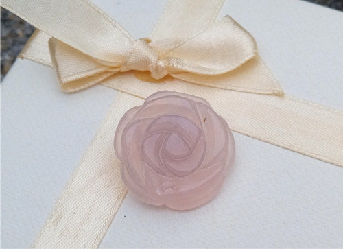 Brož Růženín – Něžná růže z minerálu (30 mm)