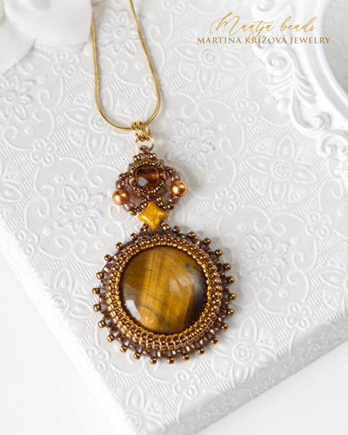 Marjorie Tiger's eye (šitý korálkový přívěsek)