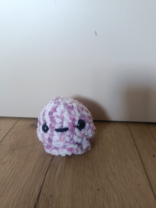 Háčkovaný růžový duch