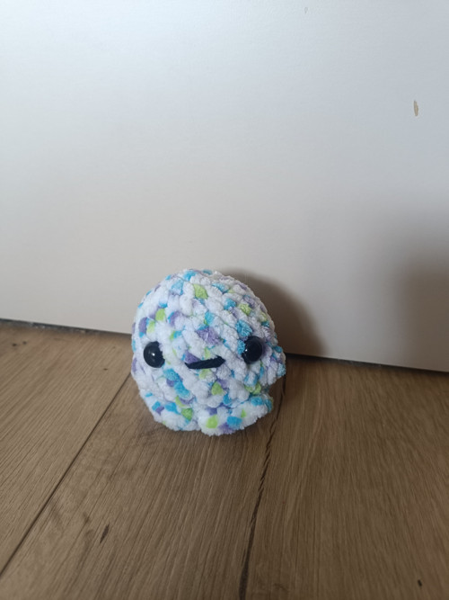 Háčkovaný modrozelený duch