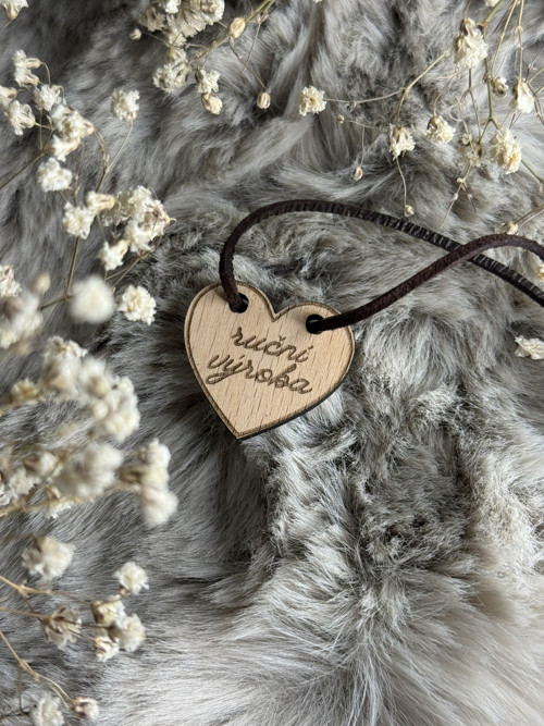 Dřevěný štítek RUČNÍ VÝROBA | handmade | SRDCE