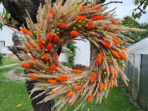 Přírodní věnec s oranžovou chrasticí a lnem, 35 cm