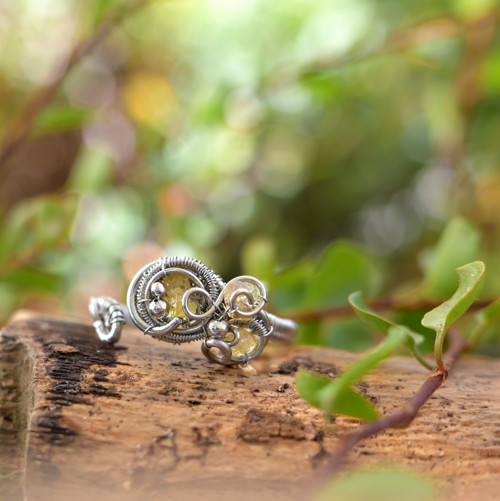 Prsten ze safíru a nerezové oceli wire wrapping