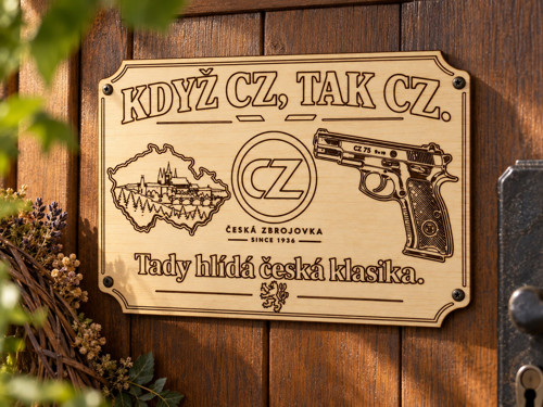 Dřevěná cedule „Když CZ, tak CZ“ – česká klasika