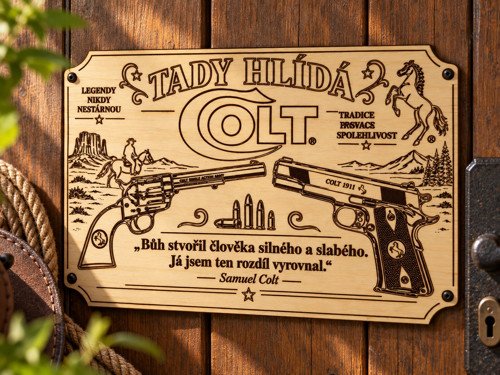 Dřevěná cedule COLT – Tady hlídá legenda