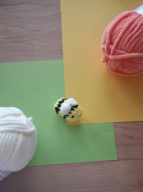 Háčkovaná Mini Včelka — foto 1