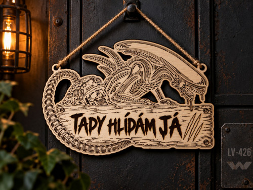 Dřevěná cedulka „Tady hlídám já“ – sci-fi