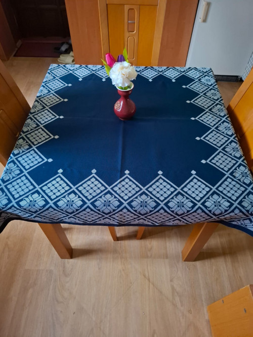 Ručně vyšívaný ubrus 116x116 cm