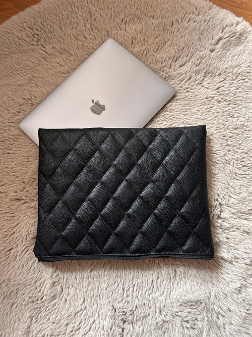 Elegantní prošívaný obal na MacBook z eko-kůže