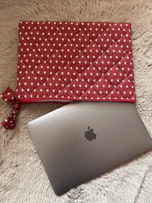 Prošívaný bavlněný obal na MacBook se srdíčky