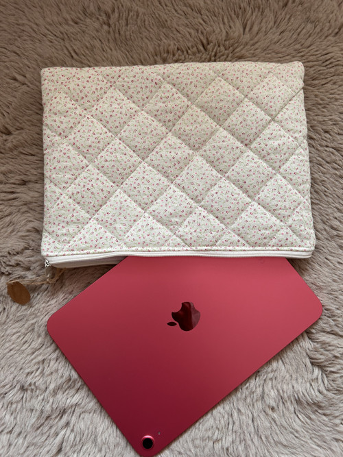 Květovaný prošívaný obal na iPad – Něžné kvítí
