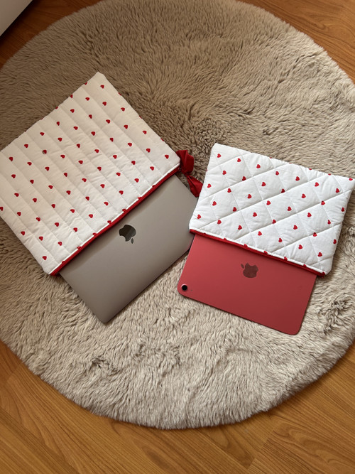 Láskyplný set prošívaných obalů na MacBook a iPad