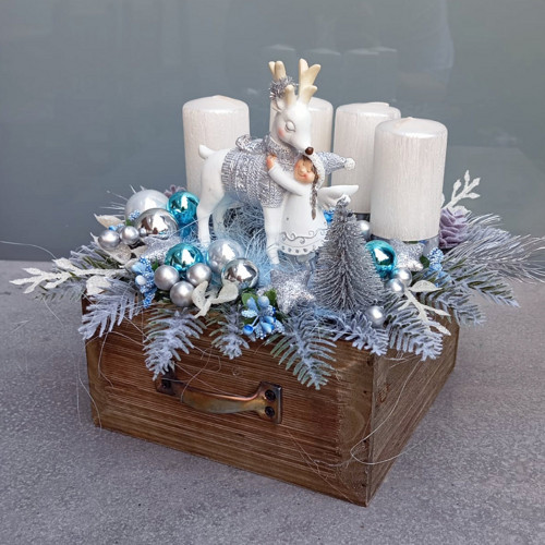 Adventní svícen s jelínkem a holčičkou