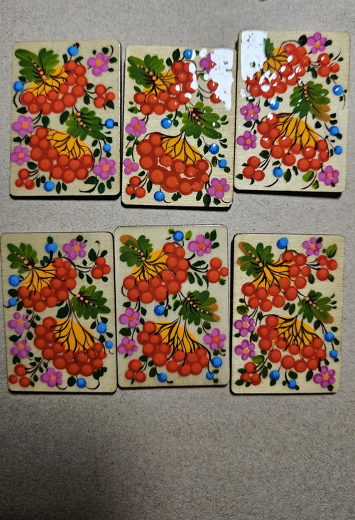 Ručně malovaný magnet na lednici.