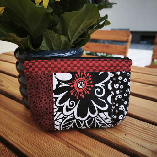 Taštička patchwork černà červená
