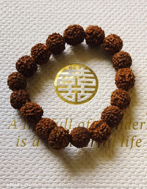 Buddhistický náramek ze semínek Rudraksha