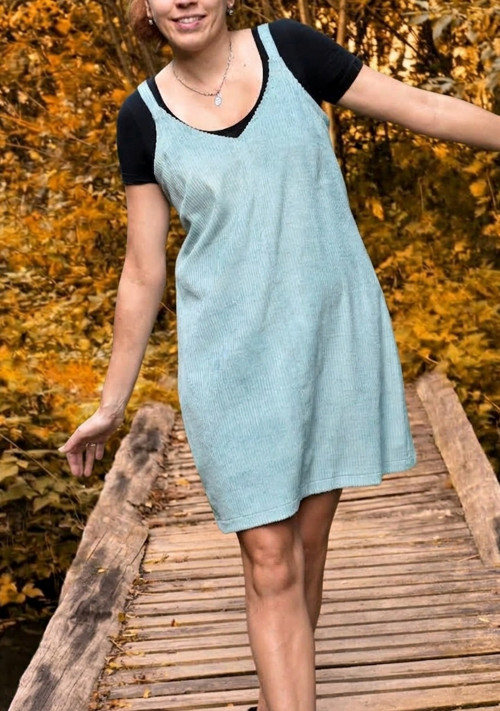 Manšestrové šaty na ramínka