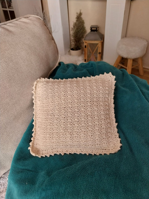Háčkovaný polštář Cappuccino – 29 × 29 cm