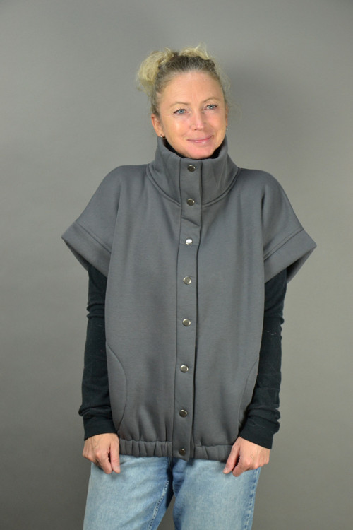 Šedá vesta