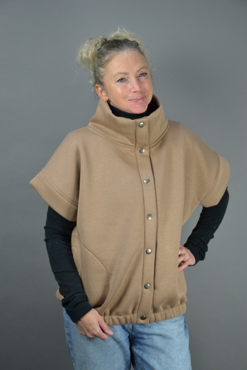 Béžová vesta