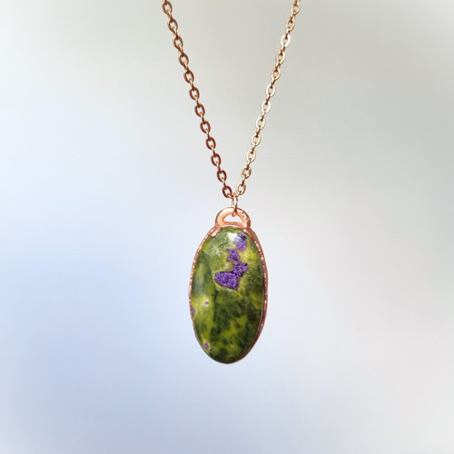 Atlantisit (serpentin a stichtit) - náhrdelník