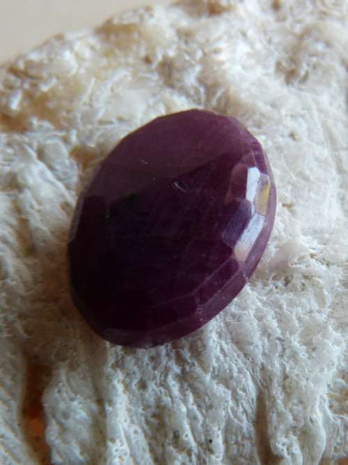 Rubín (korund) - brus - 1,7 cm - 2,6 g