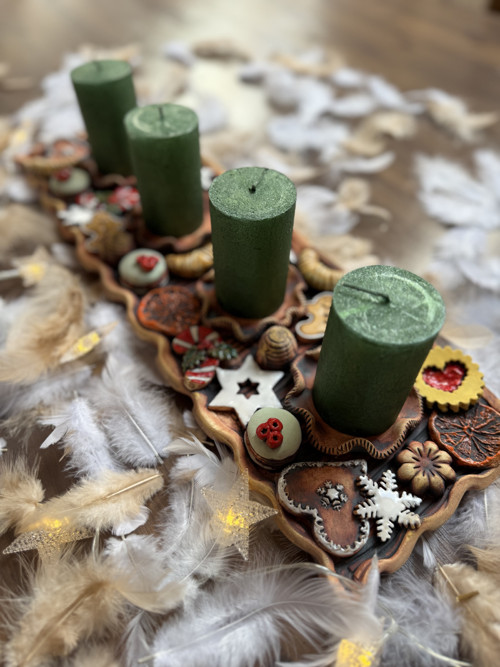 Adventní svícen s vůní perníků, cukroví, makronek…