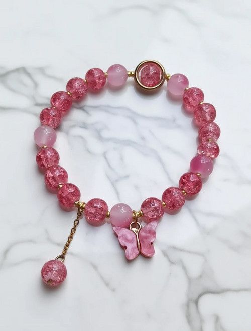 Růžový náramek s motýlkem