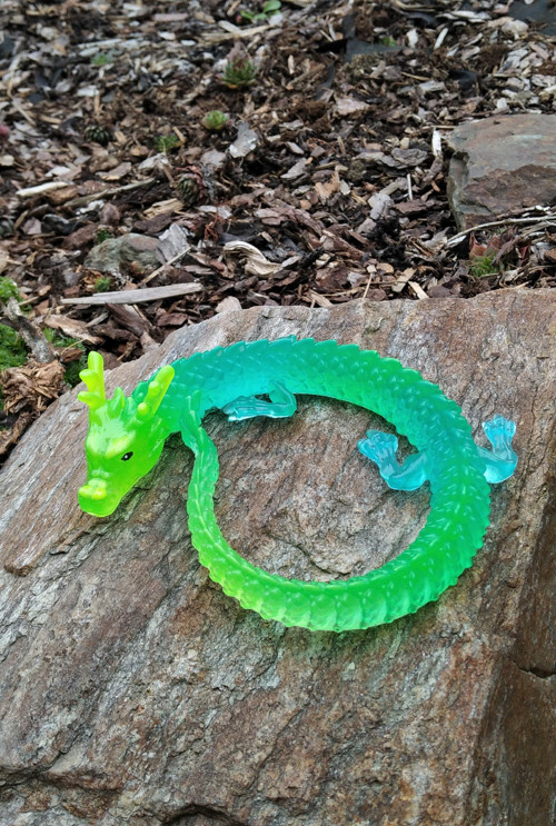 Drak z pryskyřice fluorescenční