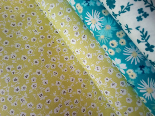 Bílé kytičky s černým středem na zelené 82 cm