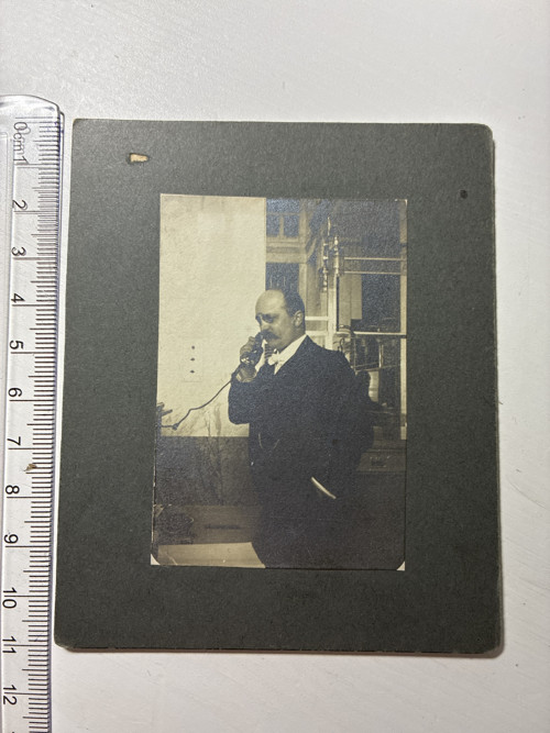 Fotografie - telefonující muž